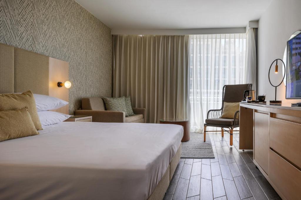 Ein Bett oder Betten in einem Zimmer der Unterkunft Lagoona by Isrotel Collection