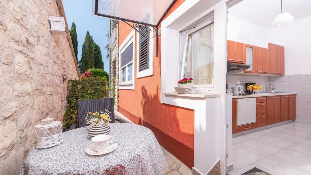 a small balcony with a table and a kitchen at Apartments in City Centar of Lovely Vrsar in Vrsar