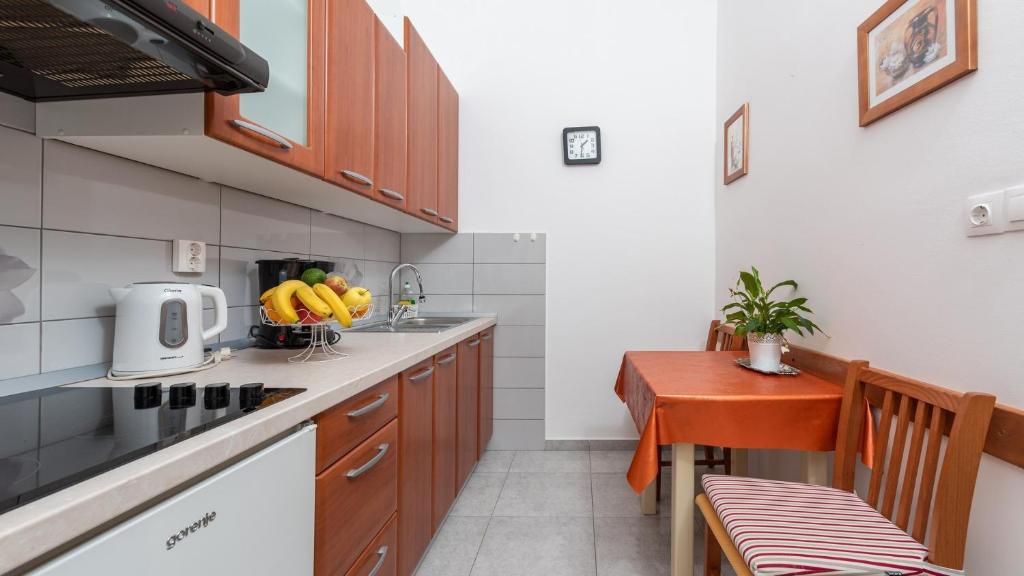 Kuchnia lub aneks kuchenny w obiekcie Apartments in City Centar of Lovely Vrsar