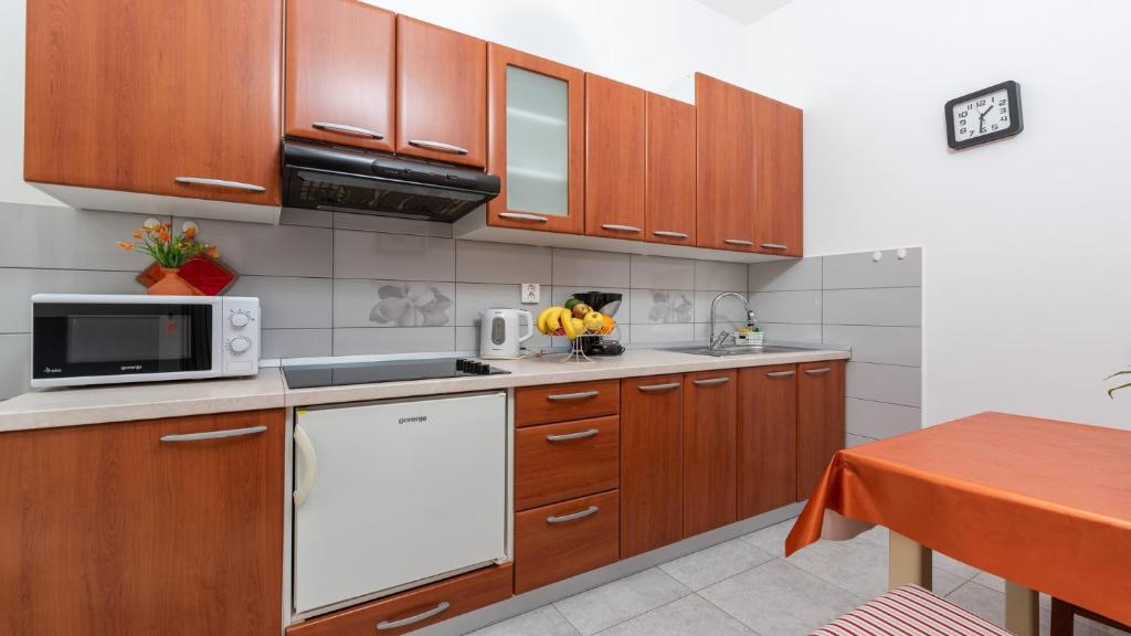 Kuchnia lub aneks kuchenny w obiekcie Apartments in City Centar of Lovely Vrsar
