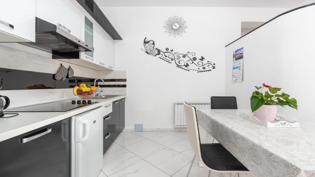 Kuchnia lub aneks kuchenny w obiekcie Apartments in City Centar of Lovely Vrsar