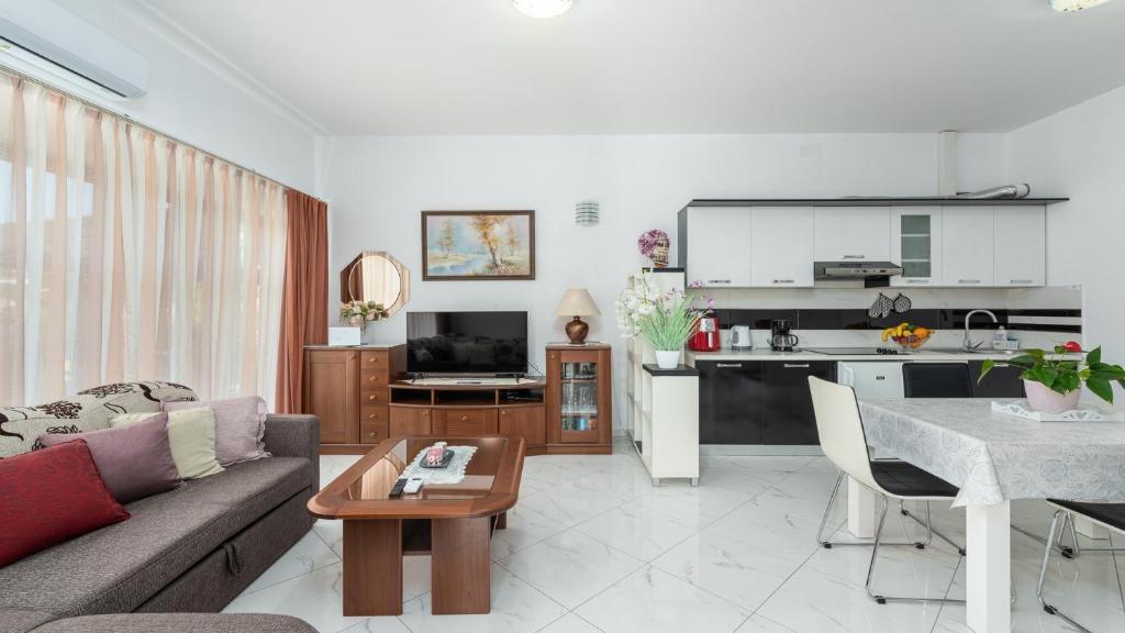 Kuchnia lub aneks kuchenny w obiekcie Apartments in City Centar of Lovely Vrsar