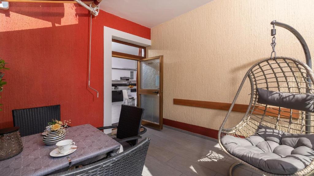 Kuchnia lub aneks kuchenny w obiekcie Apartments in City Centar of Lovely Vrsar