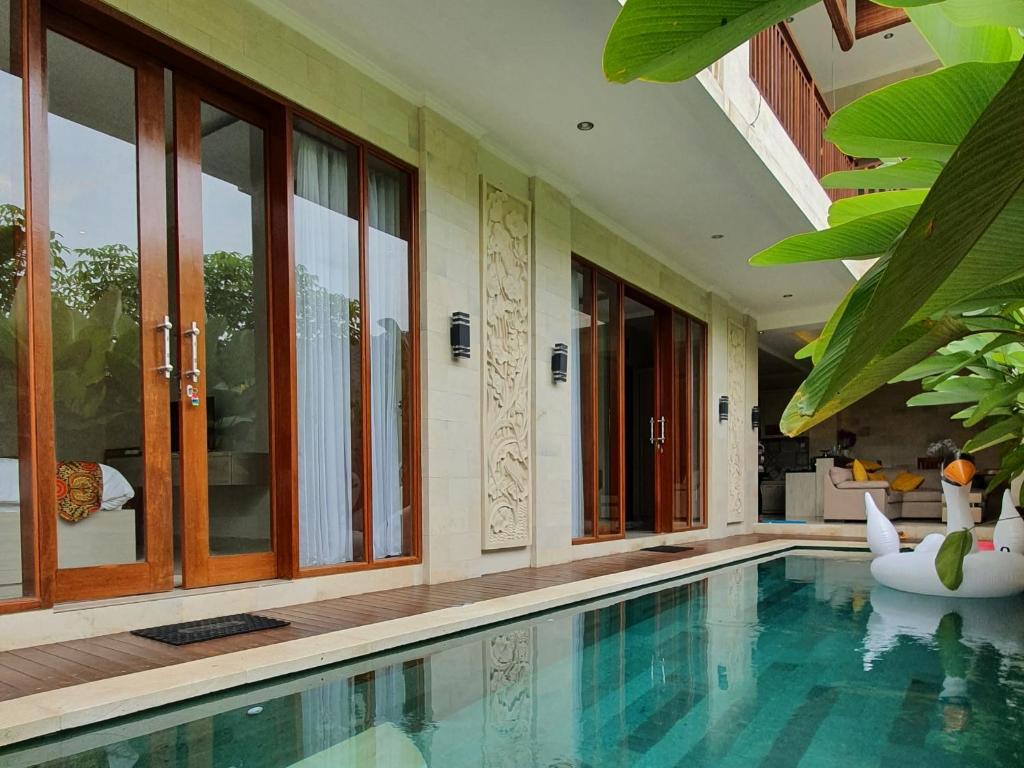 una piscina en una villa con una casa en Nana Villas Sidemen en Sidemen