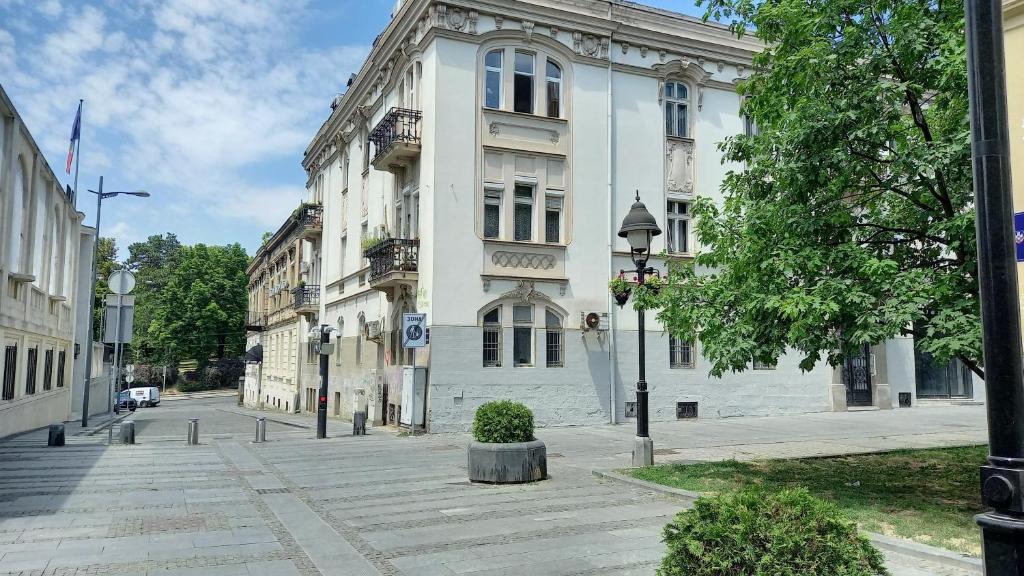 un grande edificio bianco su una strada cittadina di Fortress 1: Quiet, Lux 50m2 , apartment in the pedestrian zone a Belgrado