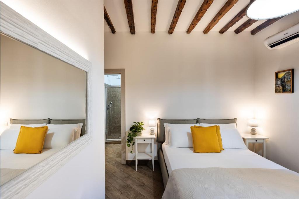 Postel nebo postele na pokoji v ubytování Rooms Old Port Genova