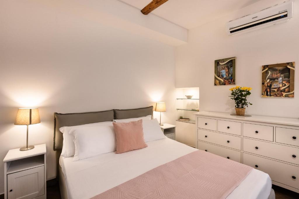 Postel nebo postele na pokoji v ubytování Rooms Old Port Genova