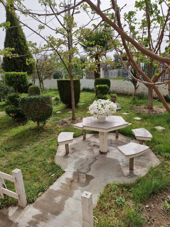GUEST HOUSE VILA ELEZIにある庭