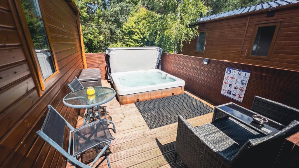 Angie's Haven, Superb 2 Bedroom Lodge with Hot Tub - Sleeps 6 - Felmoor  Park, Morpeth – Updated 2023 Prices