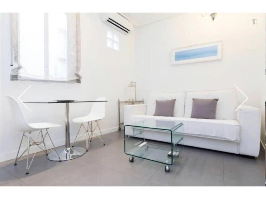 - une chambre avec un lit, une table et des chaises dans l'établissement Apartamento Anton Martin II, à Madrid