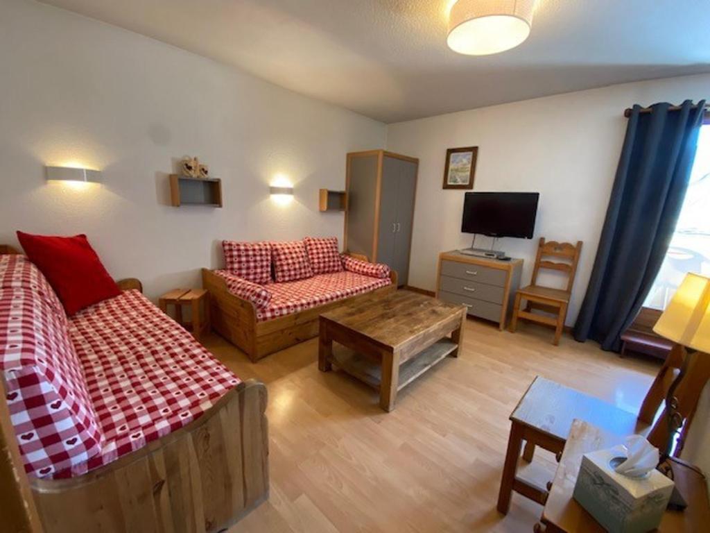 ein Wohnzimmer mit einem Sofa und einem Tisch in der Unterkunft Appartement Brides-les-Bains, 2 pièces, 5 personnes - FR-1-512-137 in Brides-les-Bains