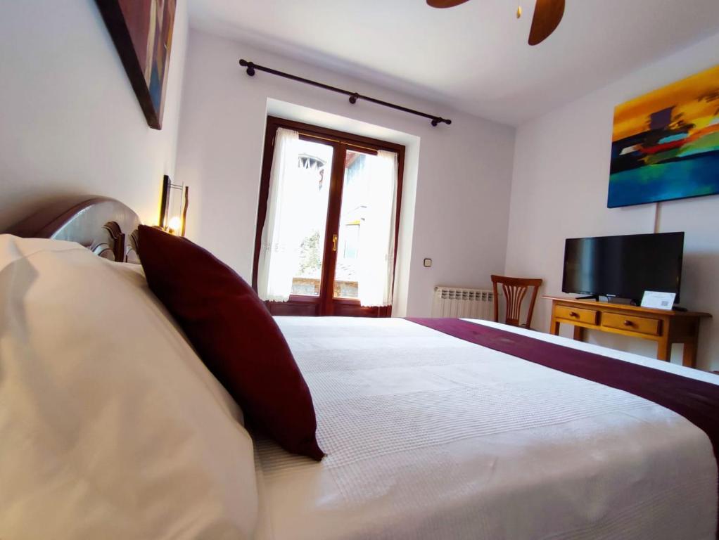 TV a/nebo společenská místnost v ubytování Hotel Rural LAbadia de Sieste
