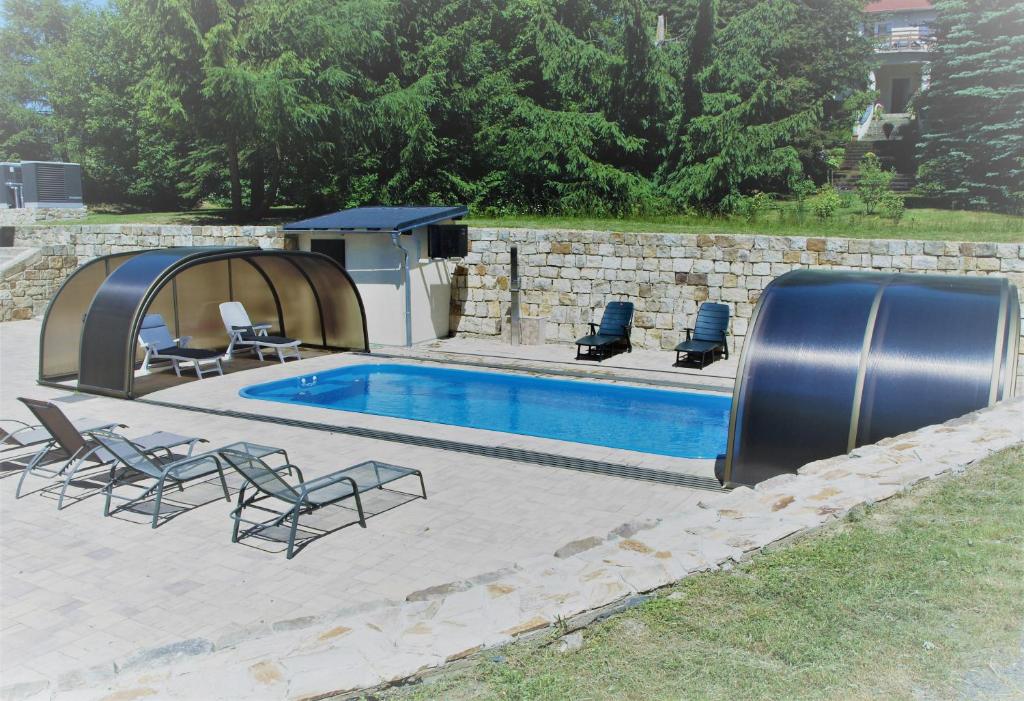 Bazén v ubytování Resort LUFT Sněžník nebo v jeho okolí