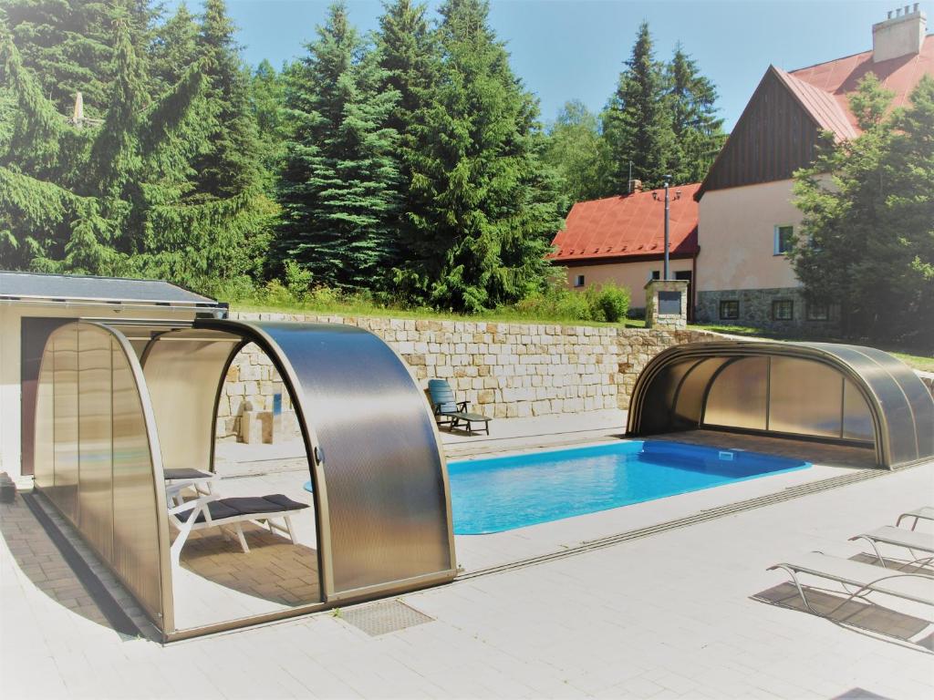 สระว่ายน้ำที่อยู่ใกล้ ๆ หรือใน Resort LUFT Sněžník