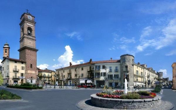 une ville avec une tour de l'horloge et un bâtiment dans l'établissement CASA VACANZA GIAVENO - 8 KM Sacra di San Michele, à Giaveno