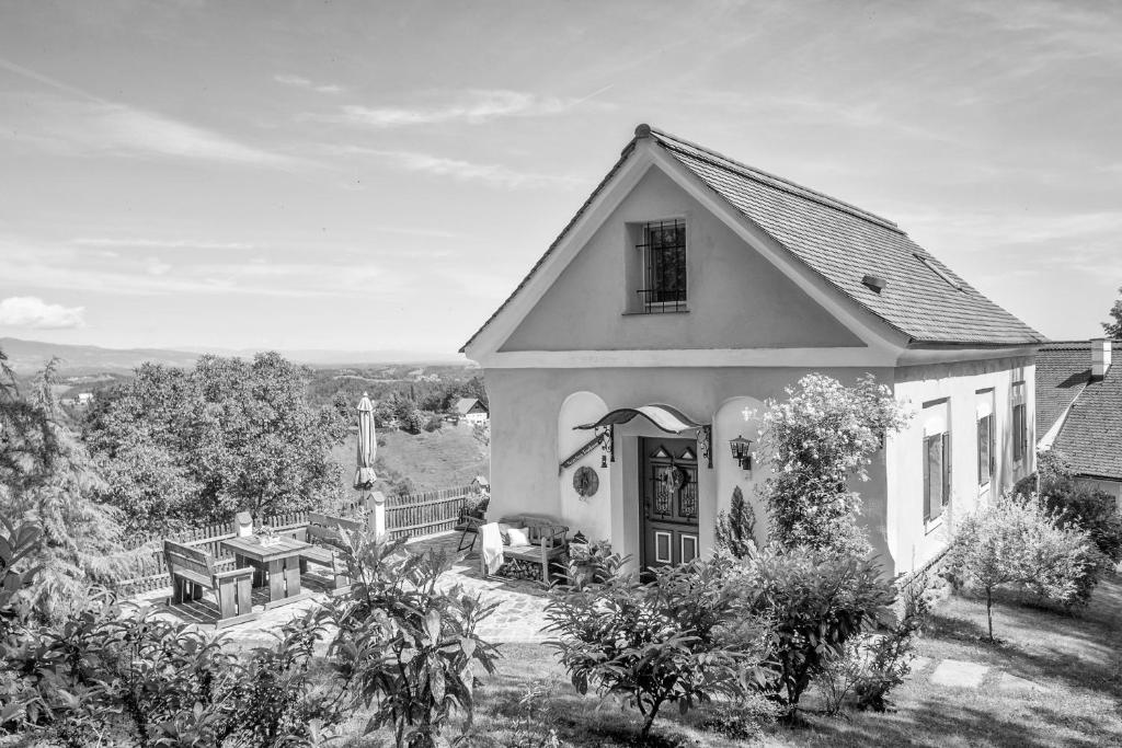 une photo en noir et blanc d'une maison dans l'établissement Ferienhaus "Troadkammer" in der Südsteiermark, à Oberhaag