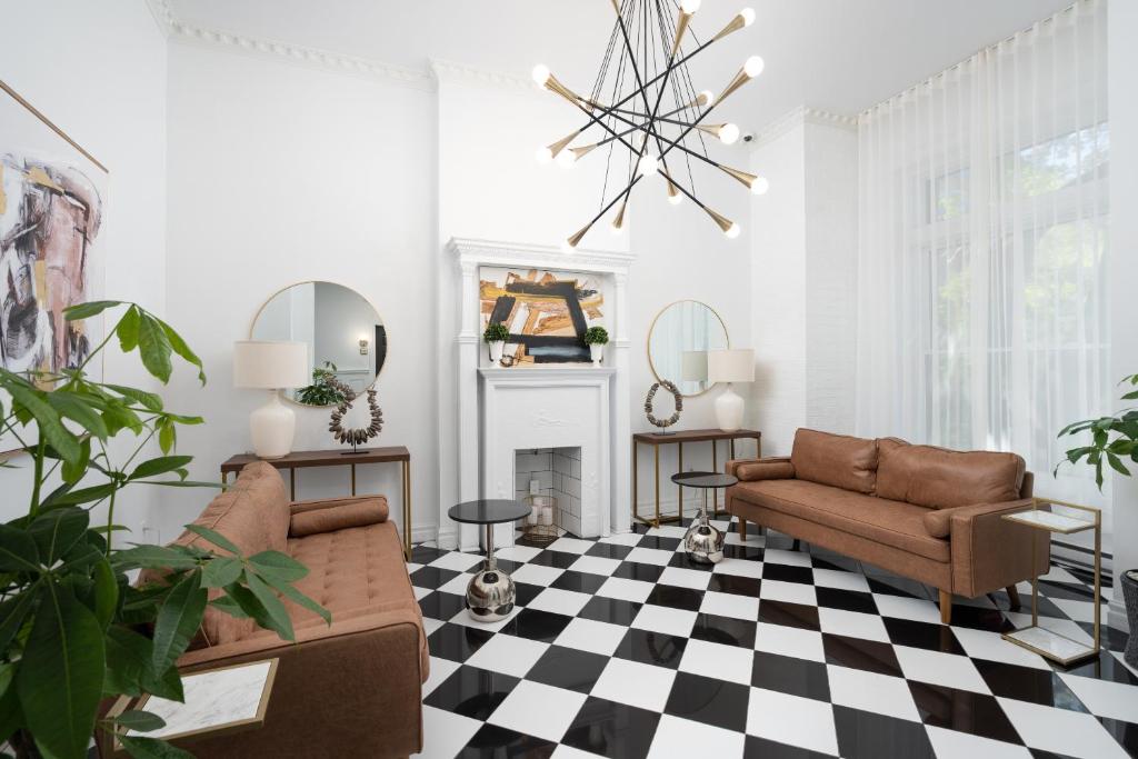 un soggiorno con pavimento a scacchi in bianco e nero di Penfield Suites a Montréal