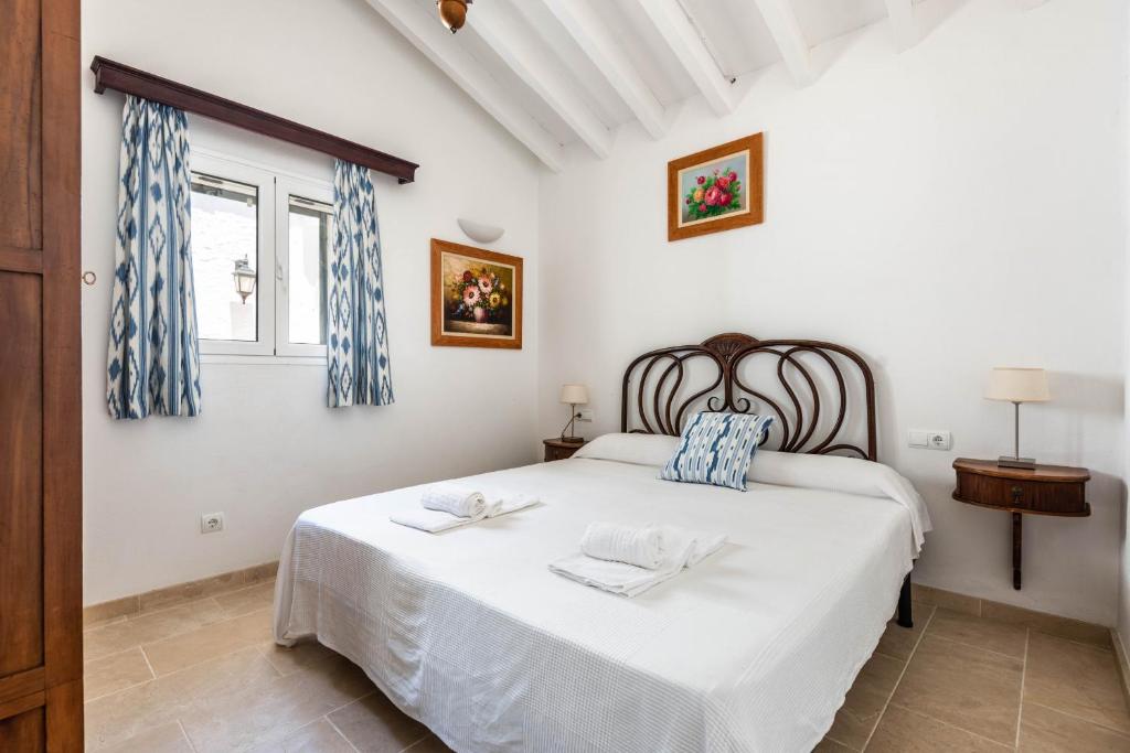 A bed or beds in a room at Villa Rafal Fort