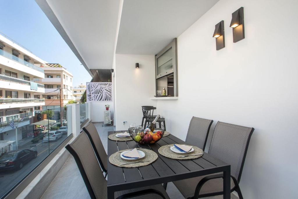 Nápoje v ubytovaní Rhodes Diamond luxury flat in the heart of town