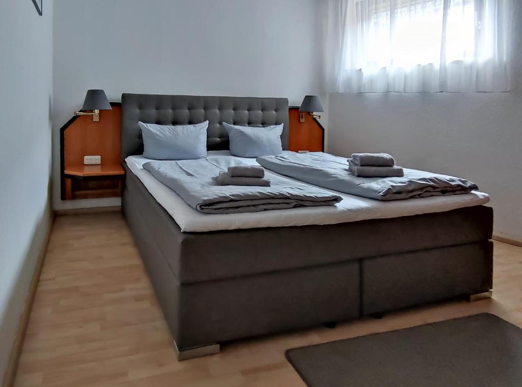 Postel nebo postele na pokoji v ubytování Zwehrener Hof