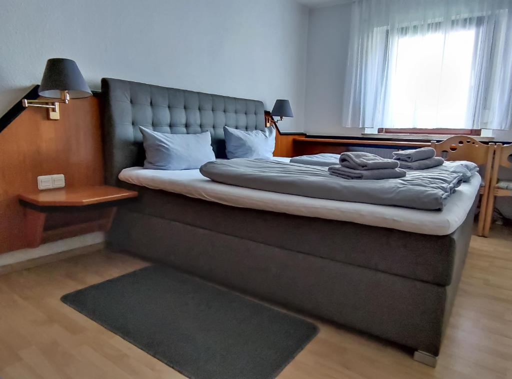 Postel nebo postele na pokoji v ubytování Zwehrener Hof