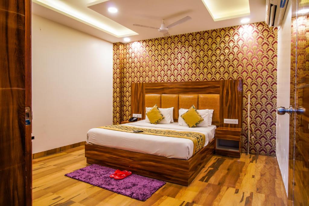 1 dormitorio con 1 cama grande en una habitación en Olivia Stay, en Nueva Delhi