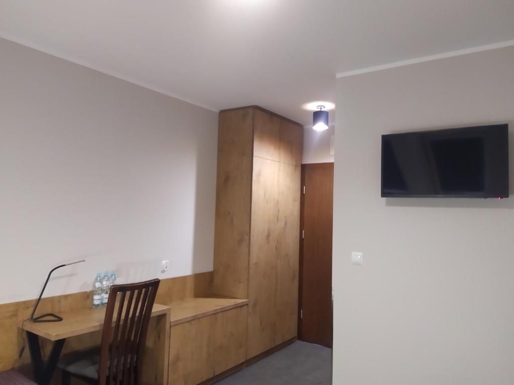 Televízia a/alebo spoločenská miestnosť v ubytovaní Hotel Regina