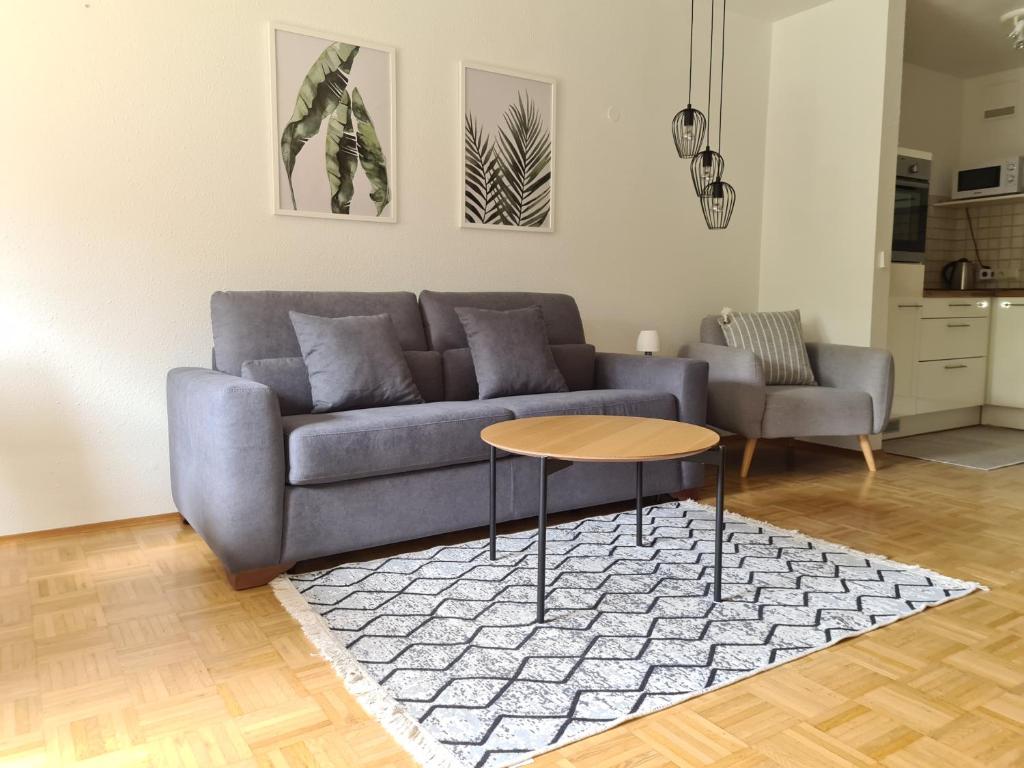 ein Wohnzimmer mit einem Sofa und einem Tisch in der Unterkunft Ferienwohnung Bad Schachen mit Fahrradraum in Degelstein
