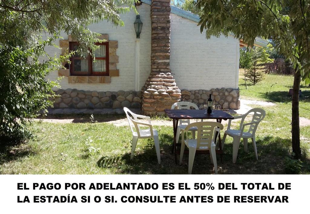 Chalecito Campestre Centrico في مالارغي: طاولة وكراسي أمام المنزل