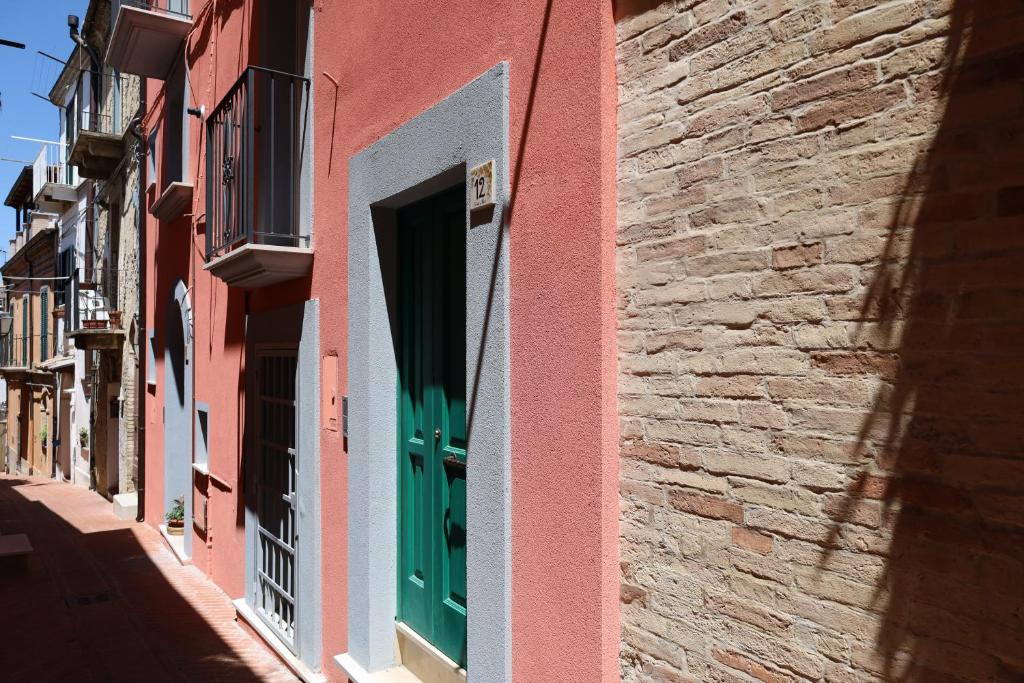 a door to a building with a green door at Vico Nove in Lanciano