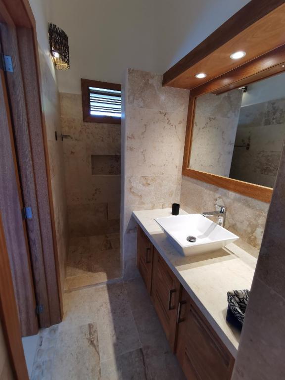 Koupelna v ubytování Flor de Coco, Villa neuve, 5 chambres, 5 salles de bains et grande piscine à 250 mètres de la plage