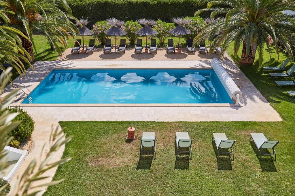 Bazén v ubytování Logis Hôtel Le Rodin nebo v jeho okolí
