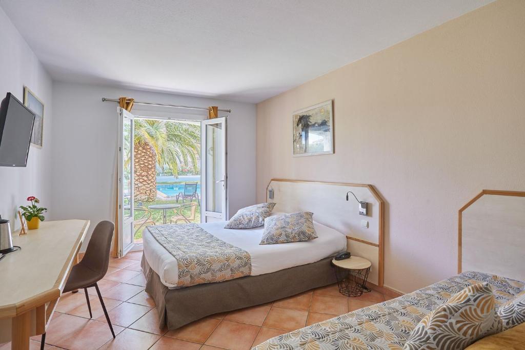 Postel nebo postele na pokoji v ubytování Logis Hôtel Le Rodin