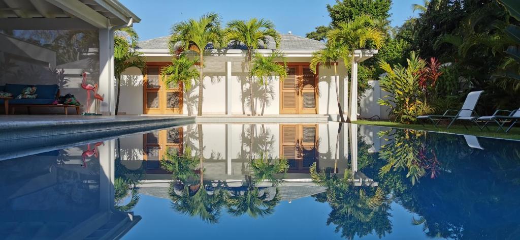 Bazén v ubytování Flor de Coco, Villa neuve, 5 chambres, 5 salles de bains et grande piscine à 250 mètres de la plage nebo v jeho okolí