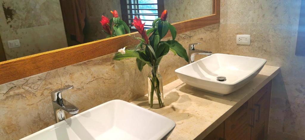 Koupelna v ubytování Flor de Coco, Villa neuve, 5 chambres, 5 salles de bains et grande piscine à 250 mètres de la plage
