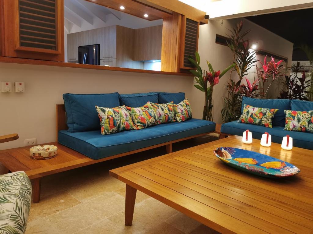 Posezení v ubytování Flor de Coco, Villa neuve, 5 chambres, 5 salles de bains et grande piscine à 250 mètres de la plage
