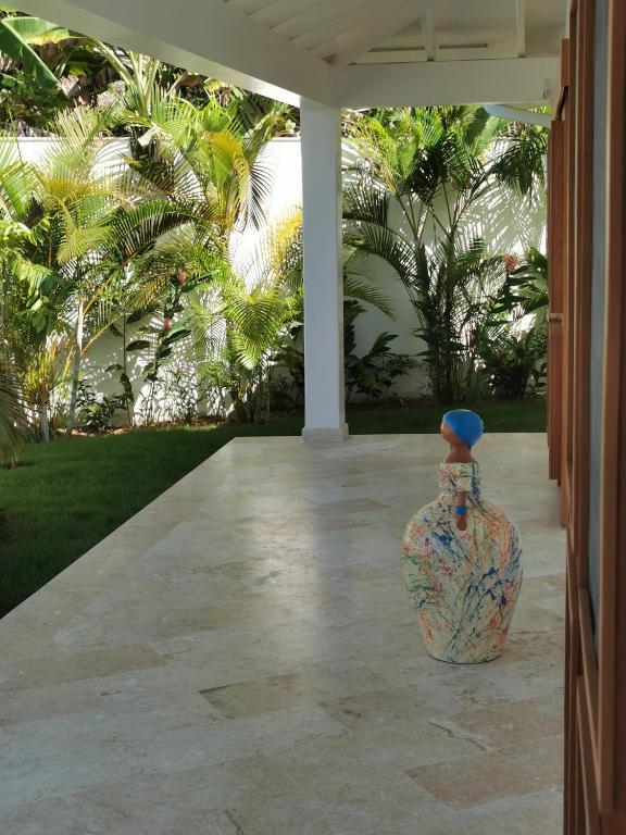 Zahrada ubytování Flor de Coco, Villa neuve, 5 chambres, 5 salles de bains et grande piscine à 250 mètres de la plage