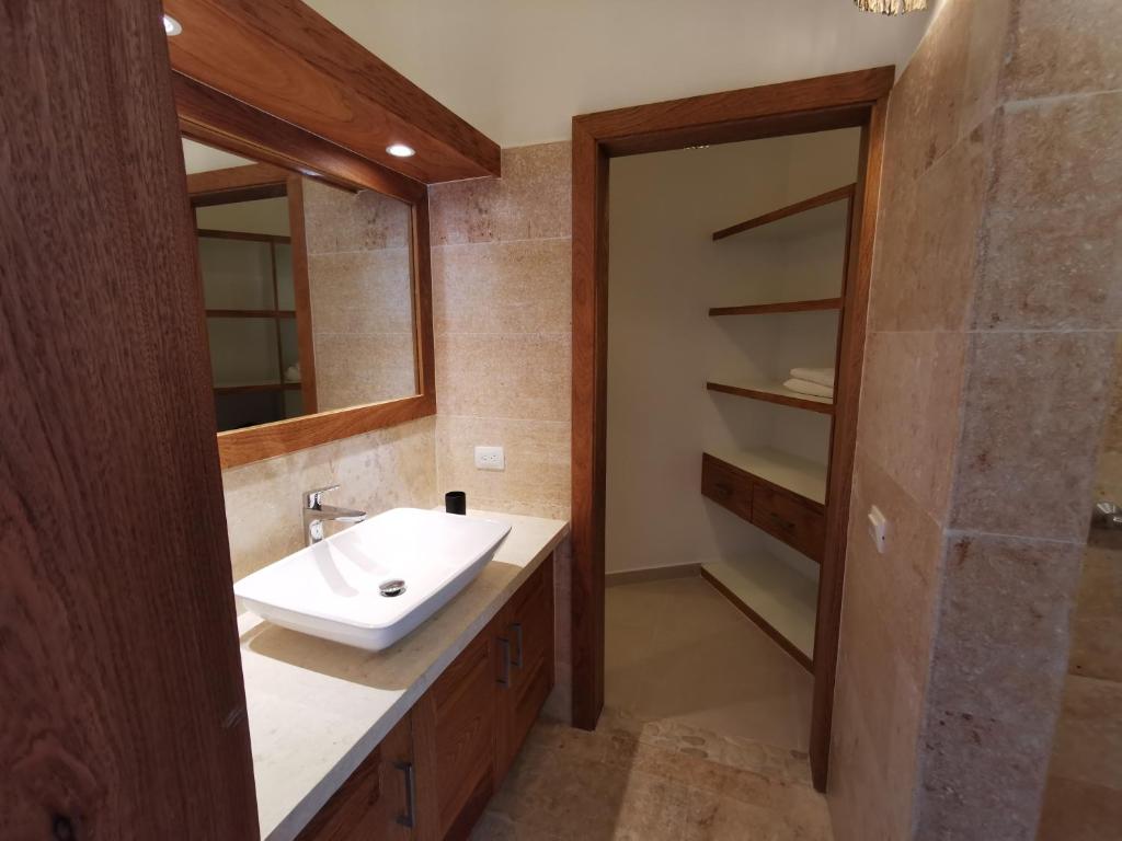 Koupelna v ubytování Flor de Coco, Villa neuve, 5 chambres, 5 salles de bains et grande piscine à 250 mètres de la plage