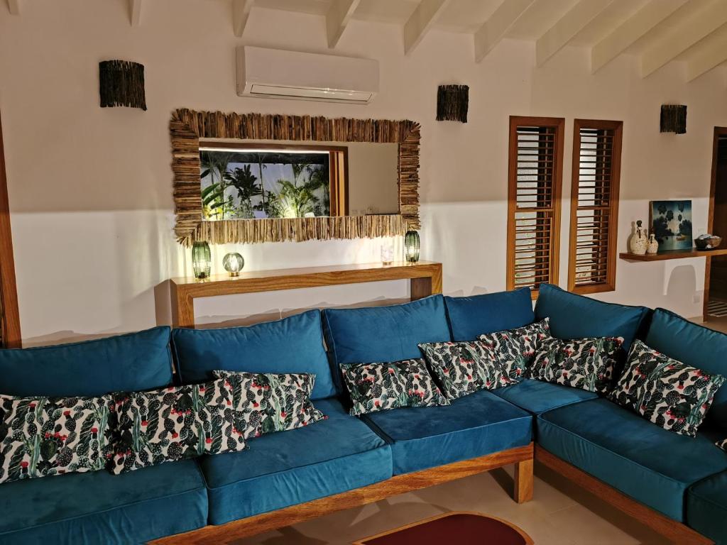 Posezení v ubytování Flor de Coco, Villa neuve, 5 chambres, 5 salles de bains et grande piscine à 250 mètres de la plage