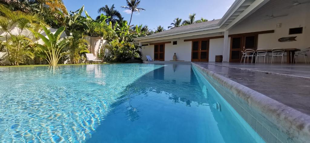Bazén v ubytování Flor de Coco, Villa neuve, 5 chambres, 5 salles de bains et grande piscine à 250 mètres de la plage nebo v jeho okolí
