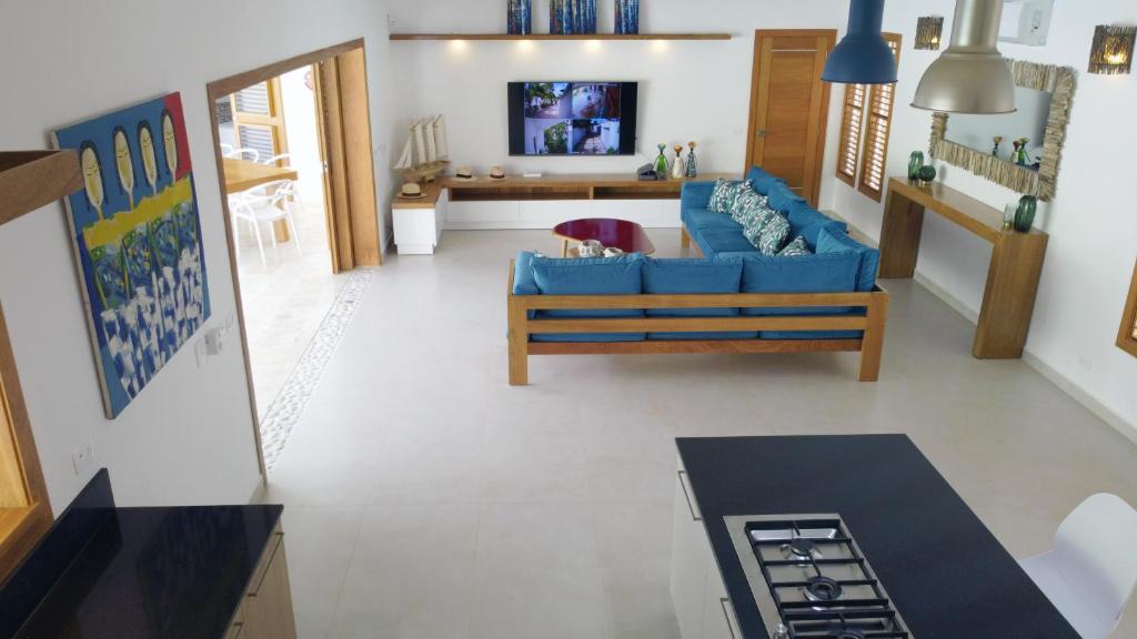 TV a/nebo společenská místnost v ubytování Flor de Coco, Villa neuve, 5 chambres, 5 salles de bains et grande piscine à 250 mètres de la plage