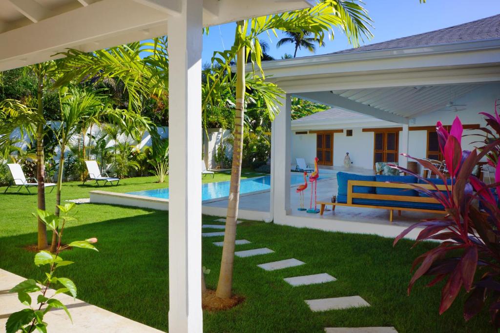 Zahrada ubytování Flor de Coco, Villa neuve, 5 chambres, 5 salles de bains et grande piscine à 250 mètres de la plage
