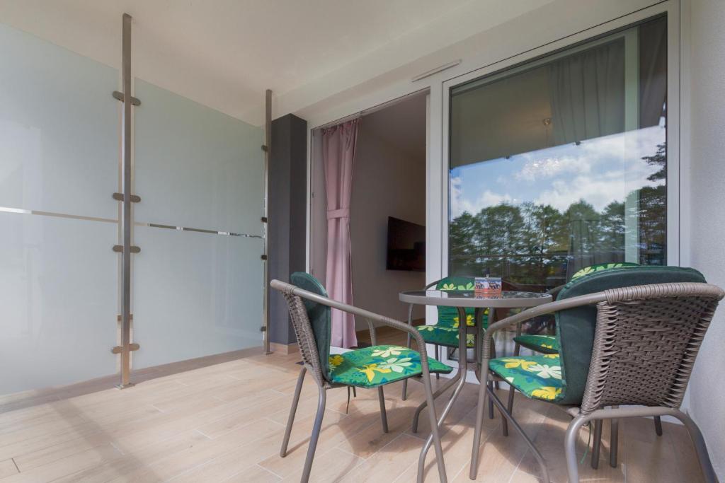 Televízia a/alebo spoločenská miestnosť v ubytovaní Apartament przy jeziorze nr 2