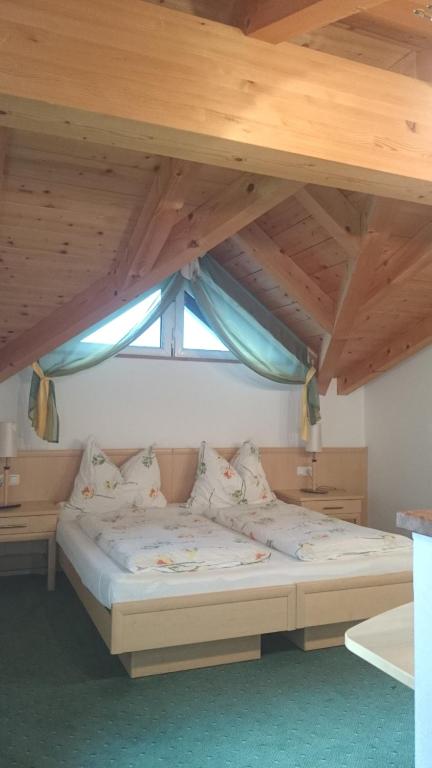 Postel nebo postele na pokoji v ubytování Alpenhotel Tauernstüberl
