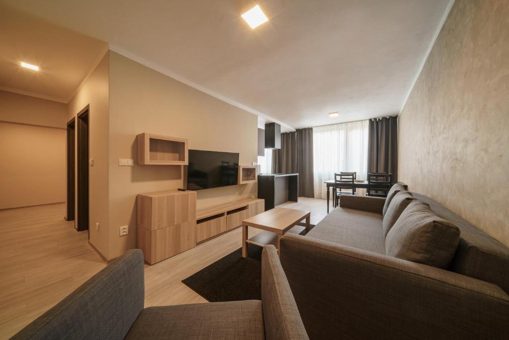 salon z kanapą i telewizorem w obiekcie Gesto Apartments w Pradze