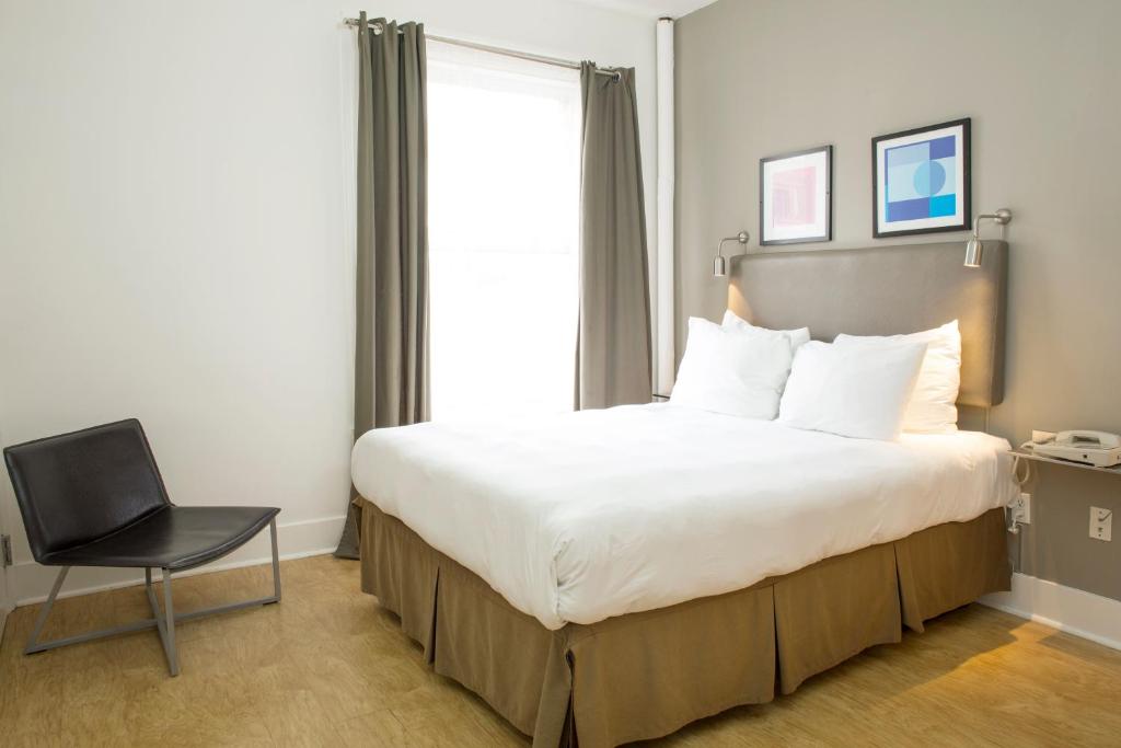 Postel nebo postele na pokoji v ubytování Herbert Hotel