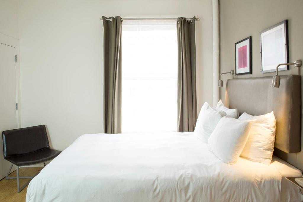 Postel nebo postele na pokoji v ubytování Herbert Hotel