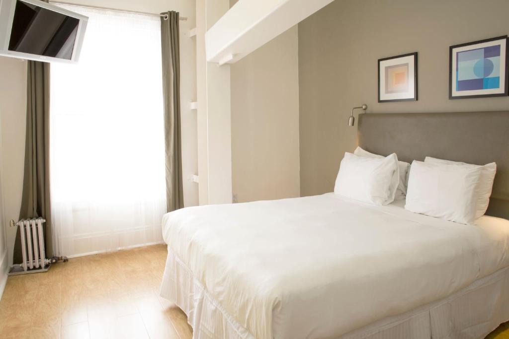 Postel nebo postele na pokoji v ubytování Herbert Hotel