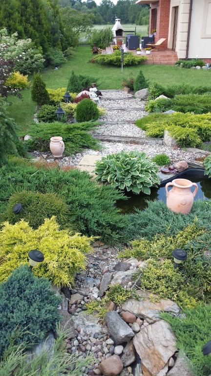 Vonkajšia záhrada v ubytovaní Dom z Sauną i Jacuzzi- na wyłączność lub pokoje