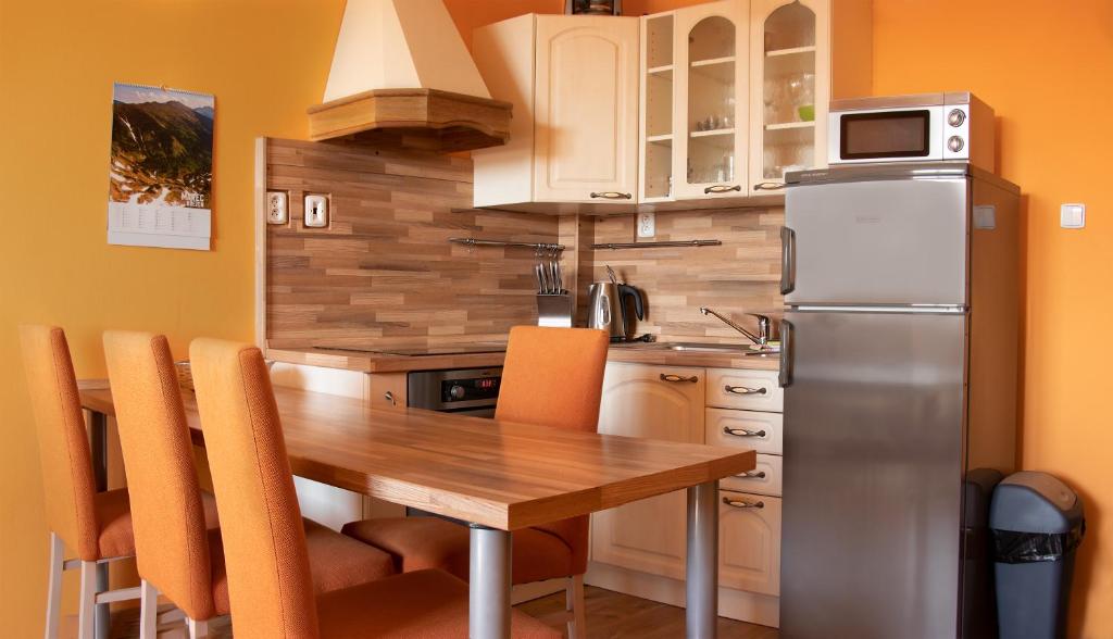 Kuchyňa alebo kuchynka v ubytovaní Apartmán Vysoké Tatry Lomnica A4/2